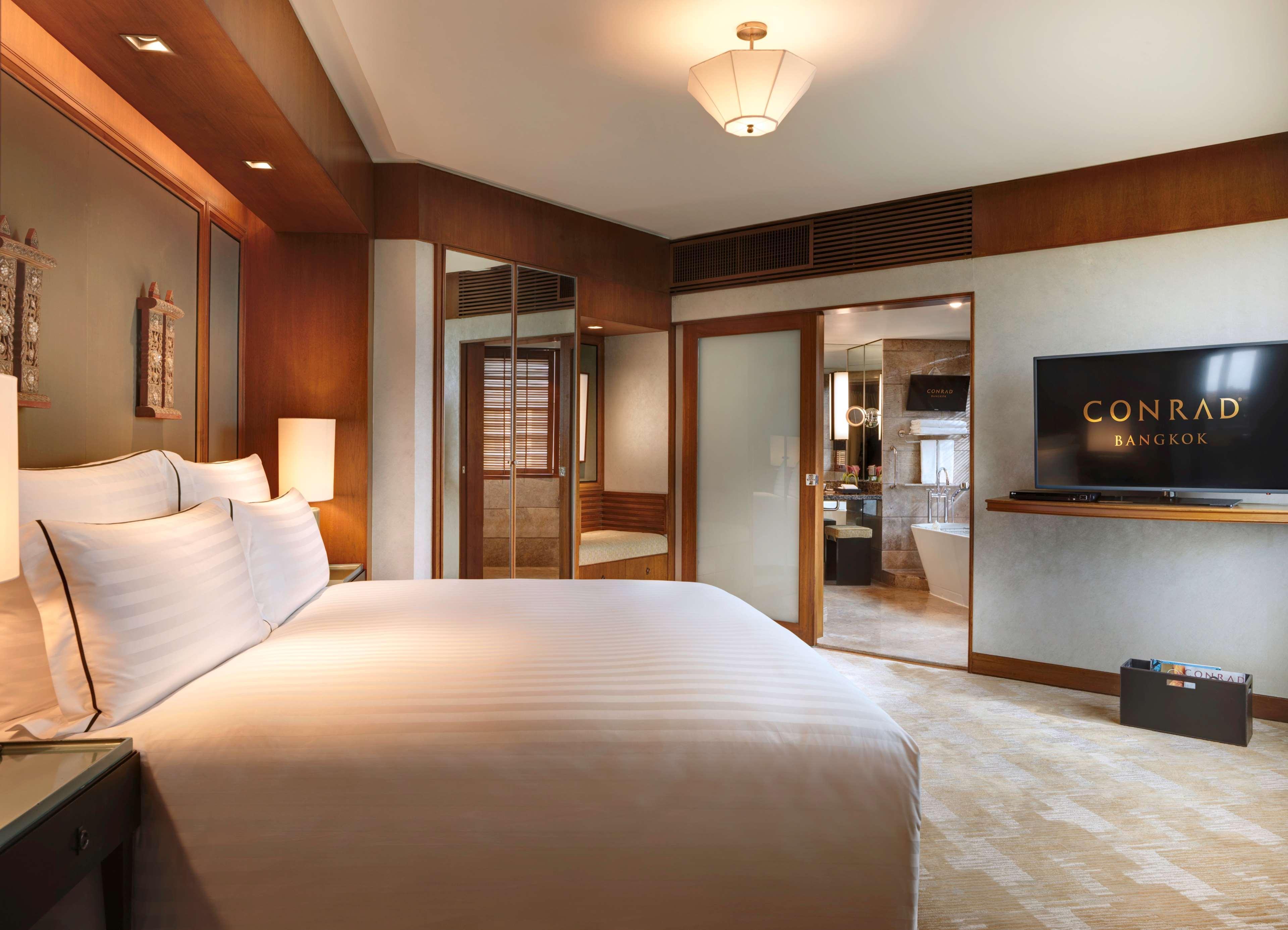 Conrad Bangkok Hotel Exterior foto A bedroom at the Conrad Manila