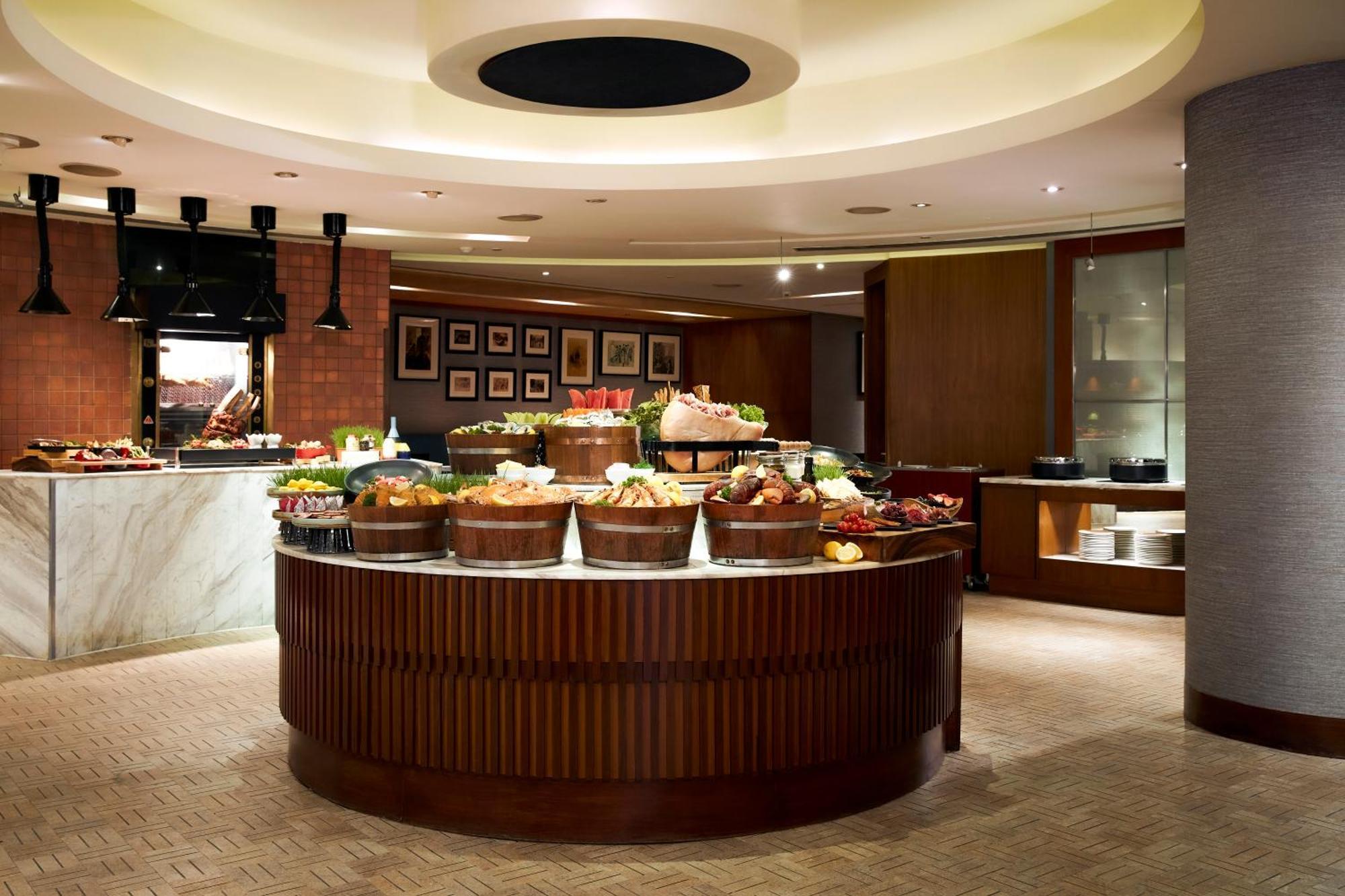 Conrad Bangkok Hotel Exterior foto The buffet at the hotel's restaurant, The Deck