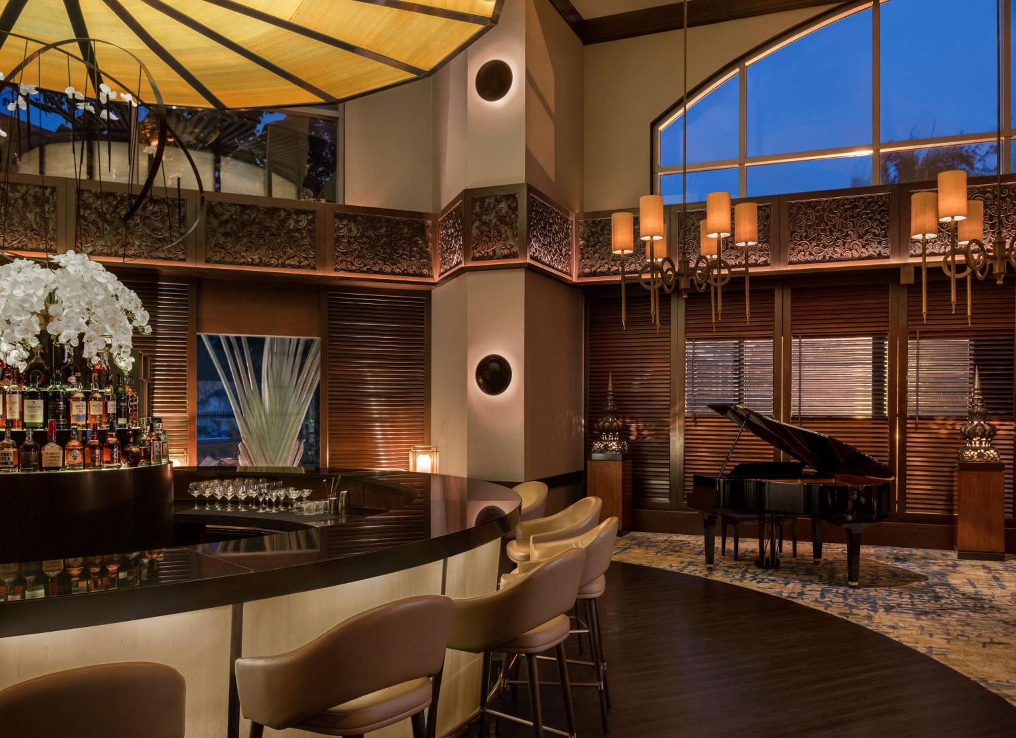 Conrad Bangkok Hotel Exterior foto The Bar