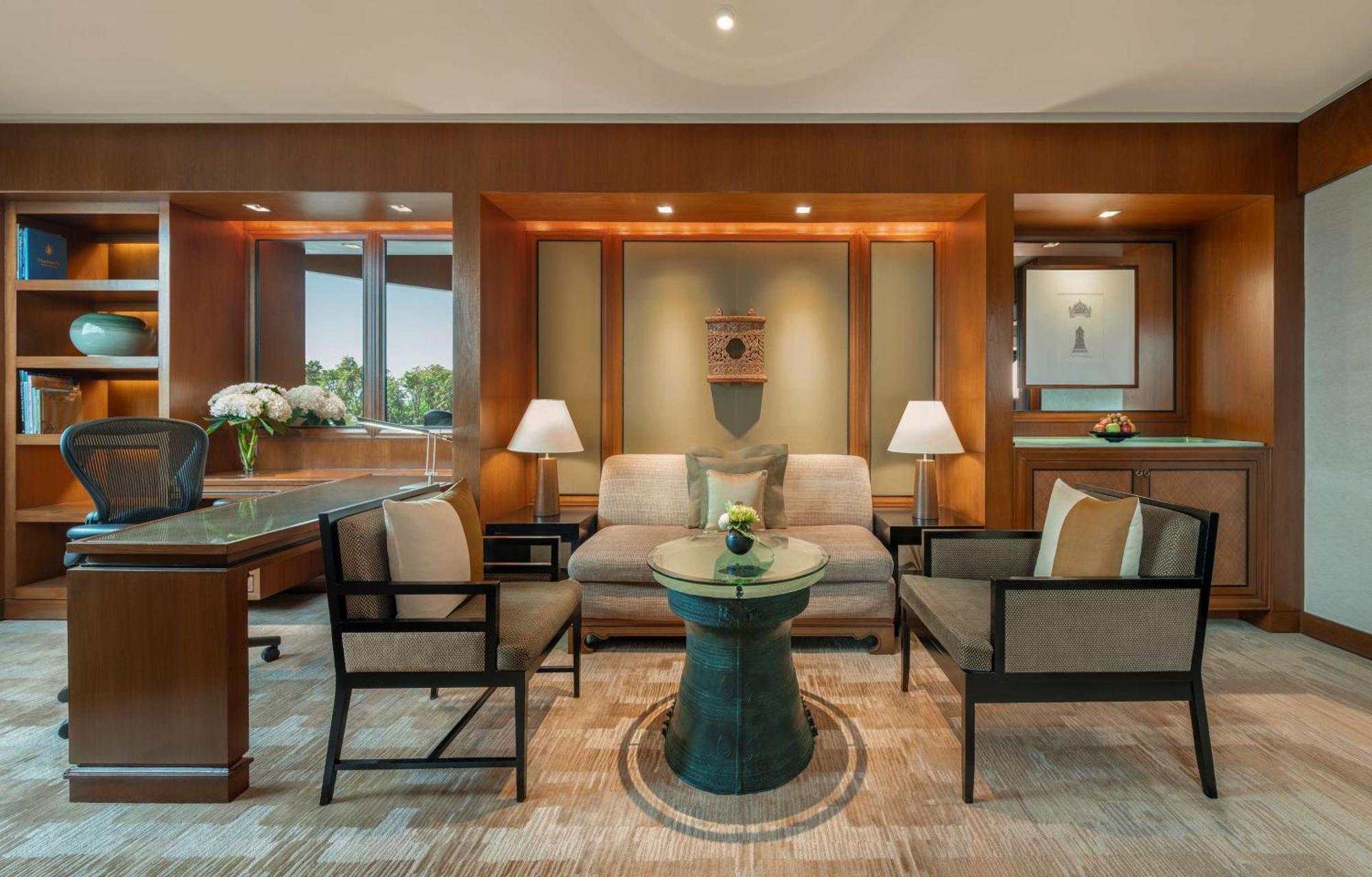 Conrad Bangkok Hotel Exterior foto A living room in a suite at the Mandarin Oriental, Hong Kong