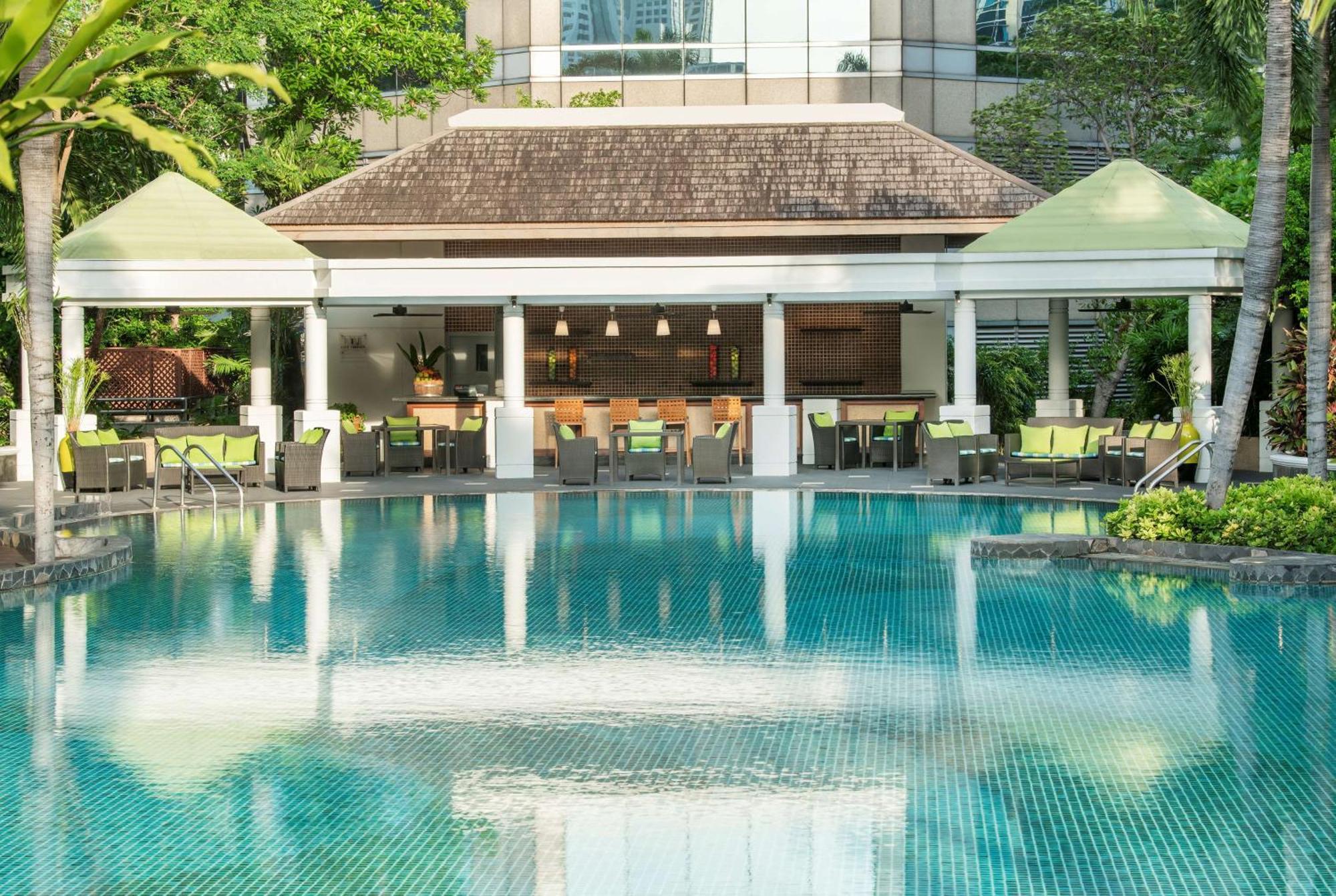 Conrad Bangkok Hotel Exterior foto The swimming pool at the hotel