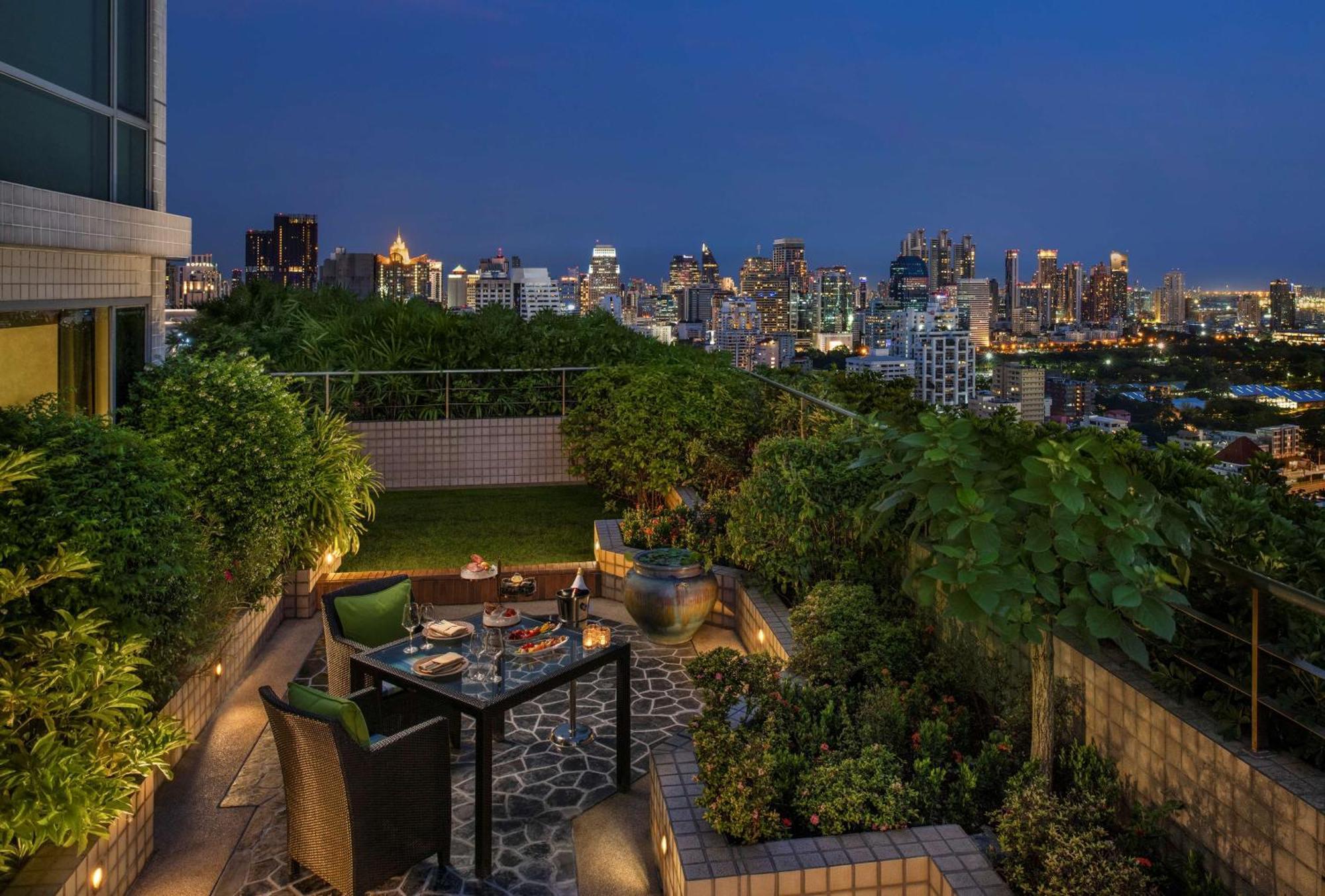 Conrad Bangkok Hotel Exterior foto View from the rooftop garden