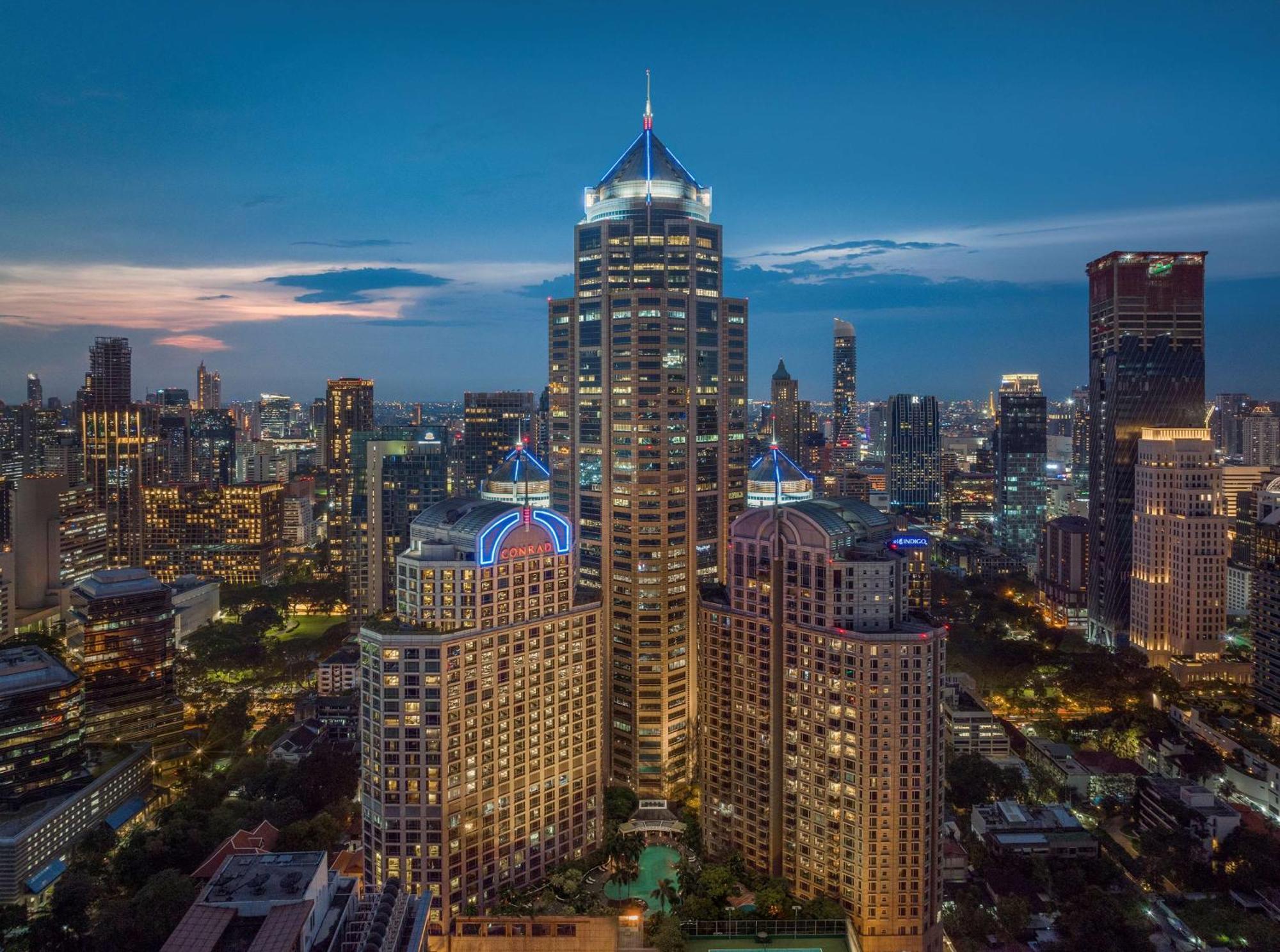 Conrad Bangkok Hotel Exterior foto The Empire at dusk