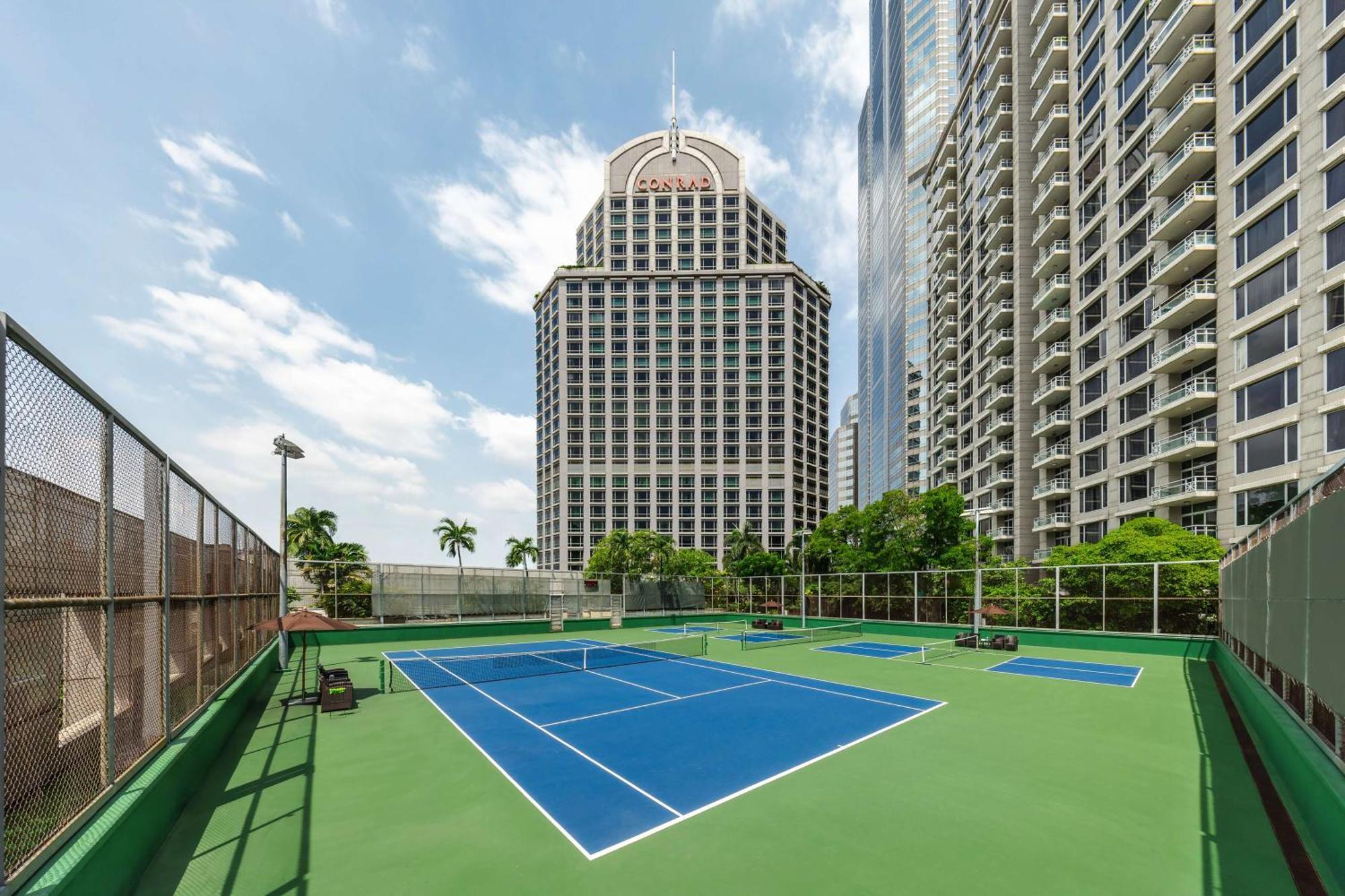 Conrad Bangkok Hotel Exterior foto Tennis courts at the complex