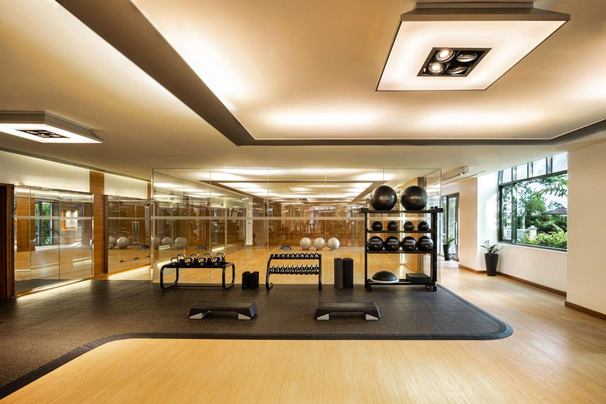 Conrad Bangkok Hotel Exterior foto The gym at the Mandarin Oriental, Munich