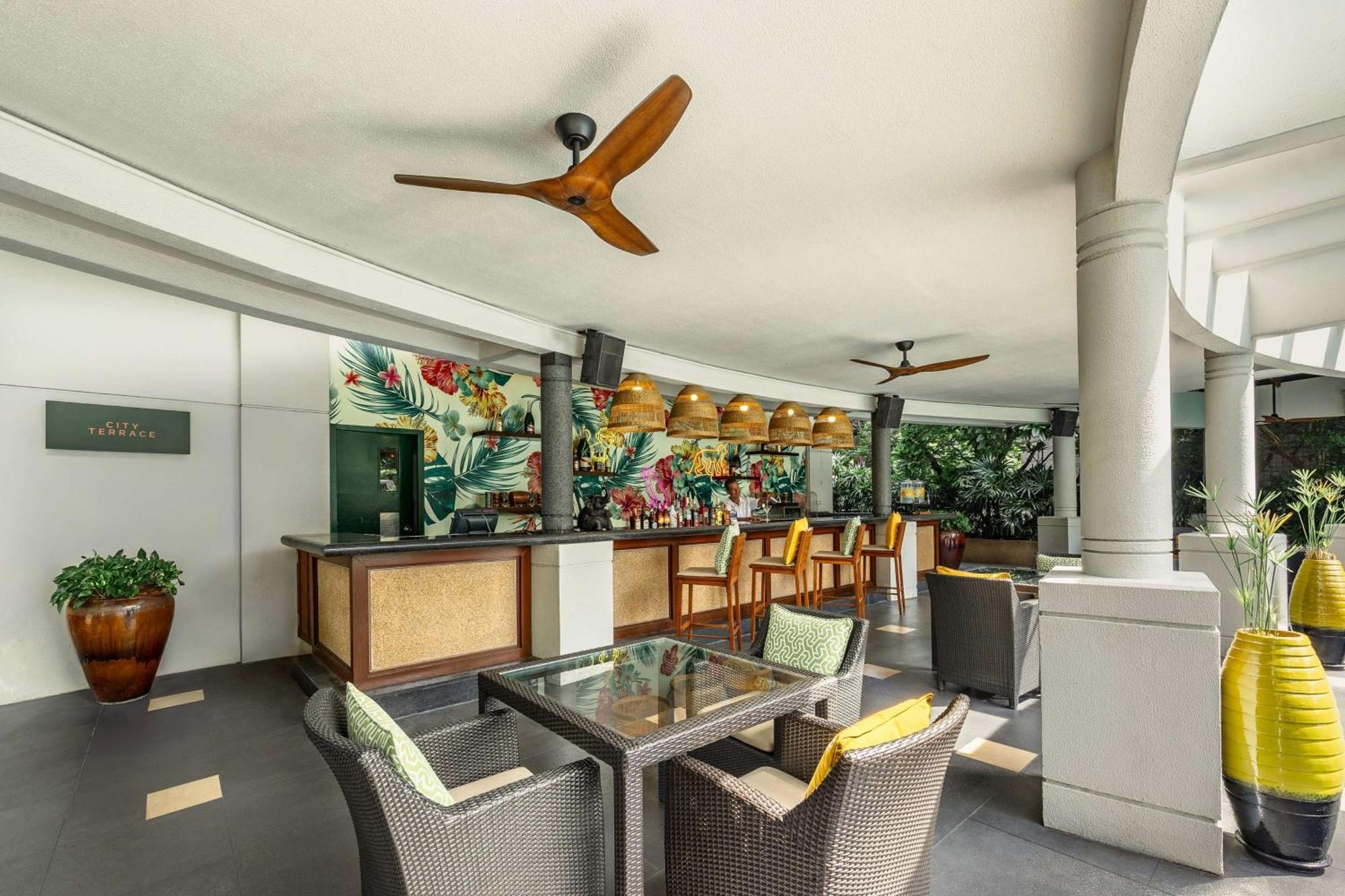Conrad Bangkok Hotel Exterior foto The Bar
