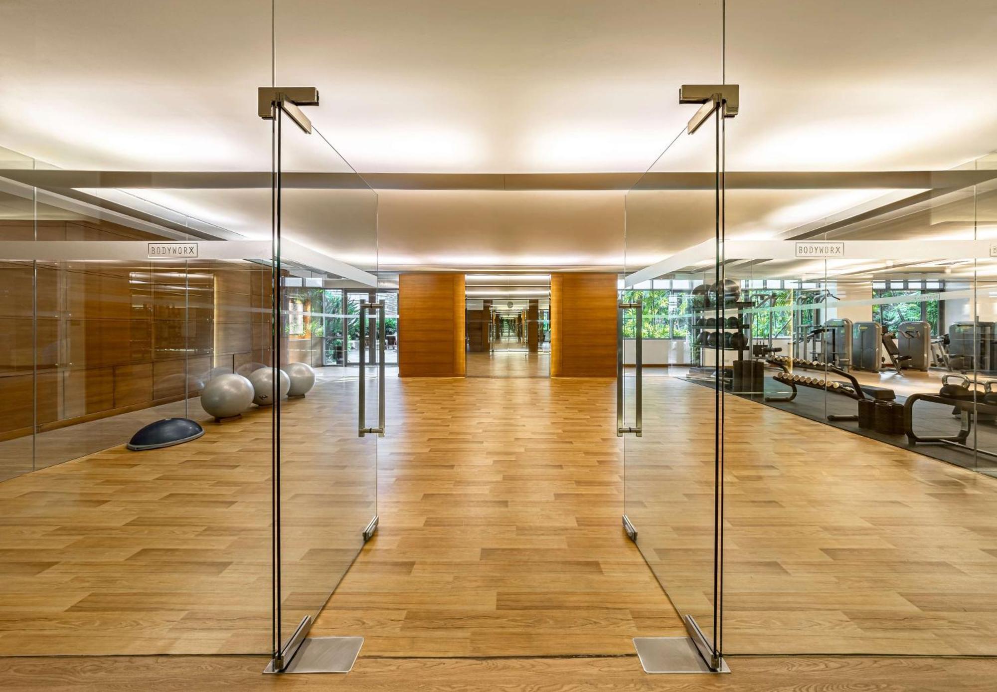 Conrad Bangkok Hotel Exterior foto The gym at The Landmark