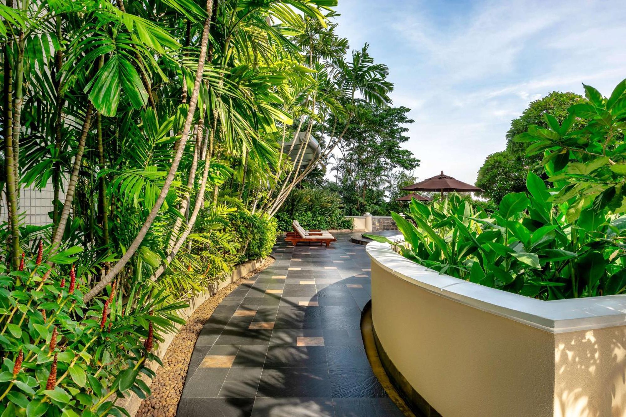 Conrad Bangkok Hotel Exterior foto The resort's pool