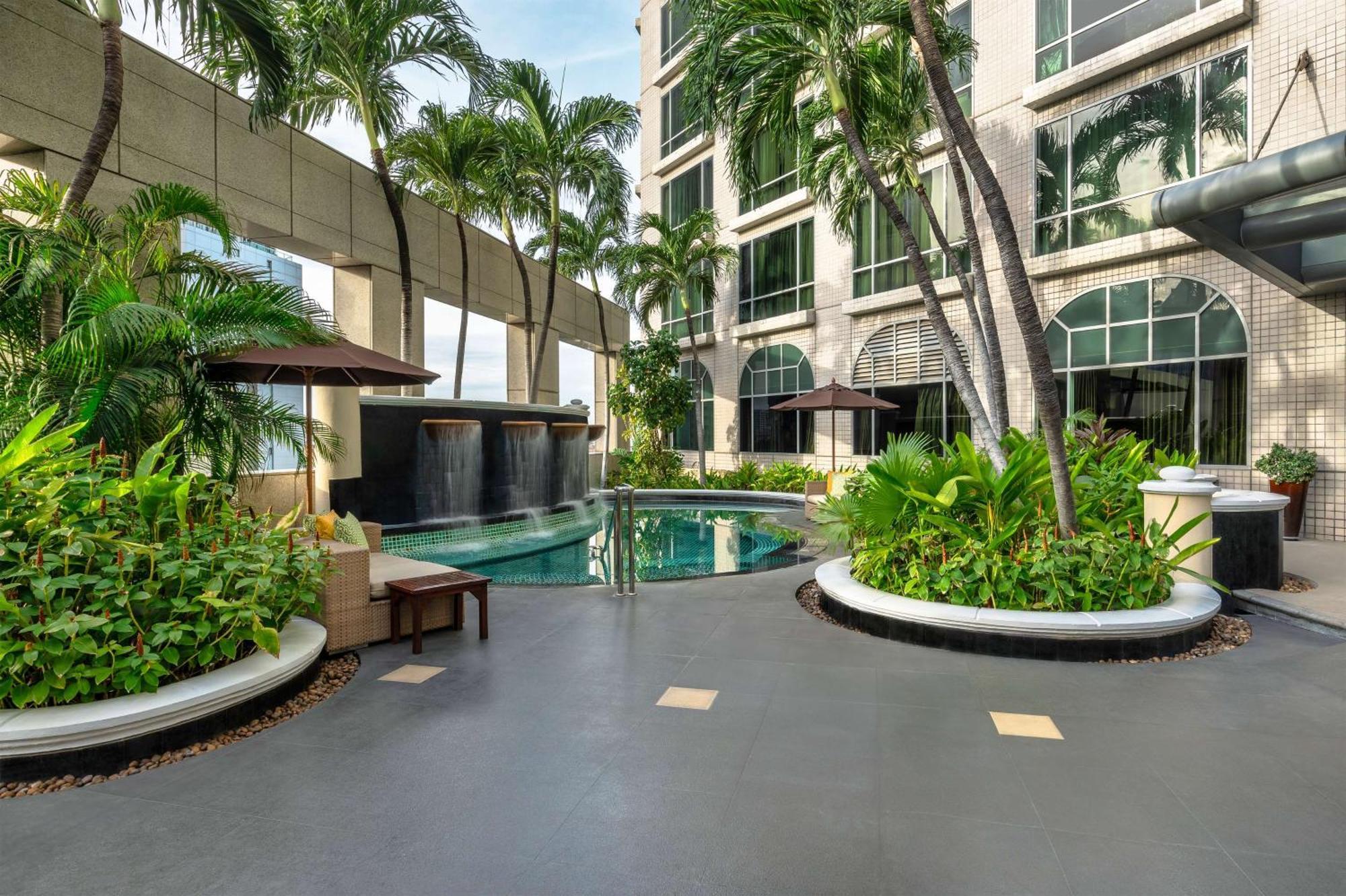 Conrad Bangkok Hotel Exterior foto The pool at the hotel